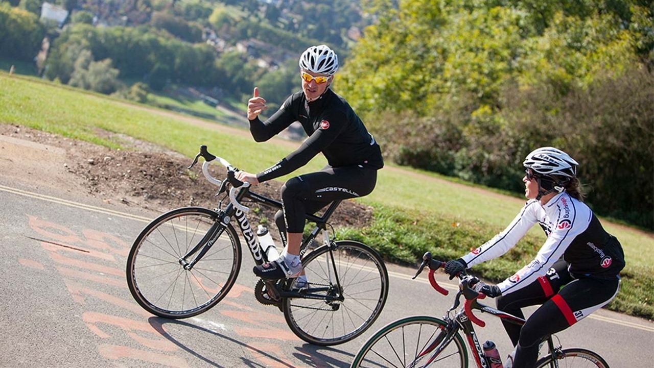 Человек на велосипеде. High cycle. Спортивный велосипедист. Acid battery temperature to capacity table. Велосипед.